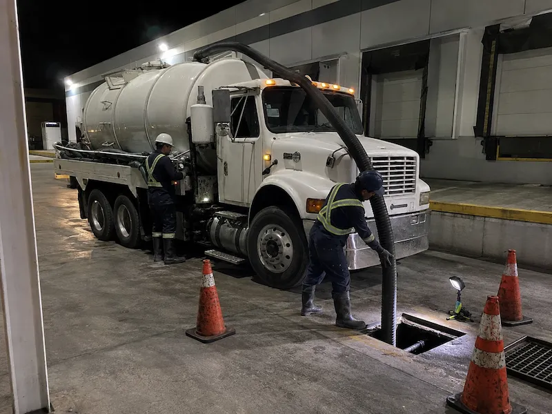 Camión Vactor de 17 m³ estacionado junto a un andén de carga en Querétaro