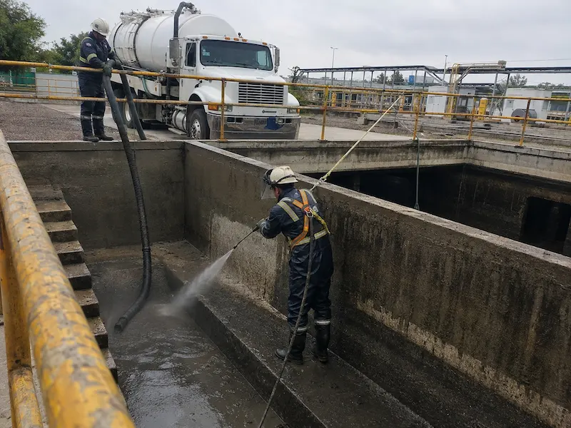 Hidrojet de alta presión desprendiendo incrustación en tubería industrial en Querétaro